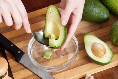 Как правильно почистить авокадо