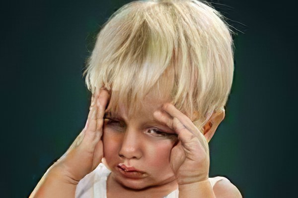 Ребенок жалуется на головную боль от шума thumbnail