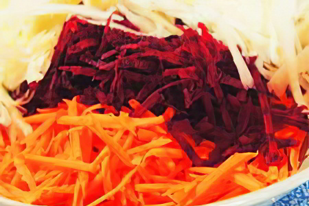 Салат из сырой свеклы моркови и капусты польза thumbnail