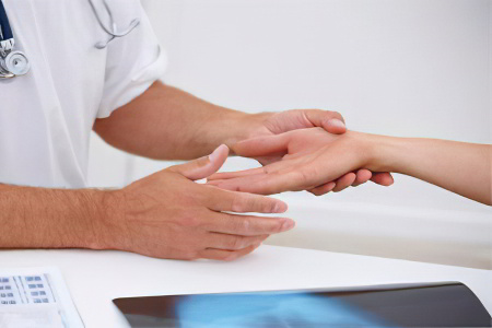 Лечение гигромы на пальцах рук