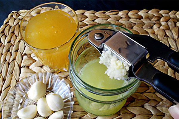 Противопоказания к применению мёда, лимона и чеснока