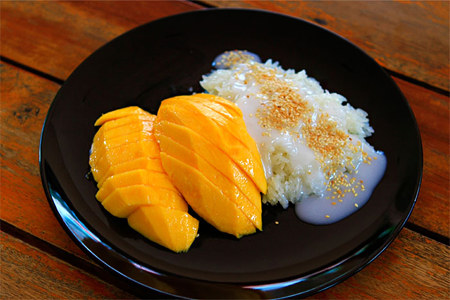 Тайский десерт с манго
