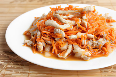 Салат из курицы и моркови