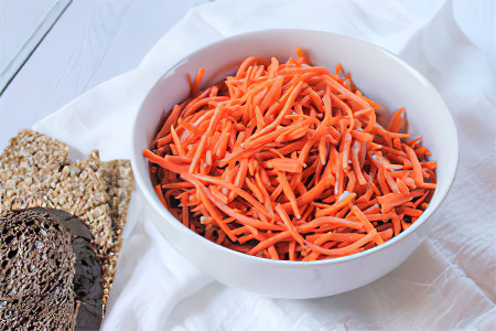Салат из отварной моркови