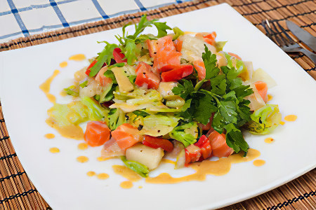 Салат с овощами и форелью
